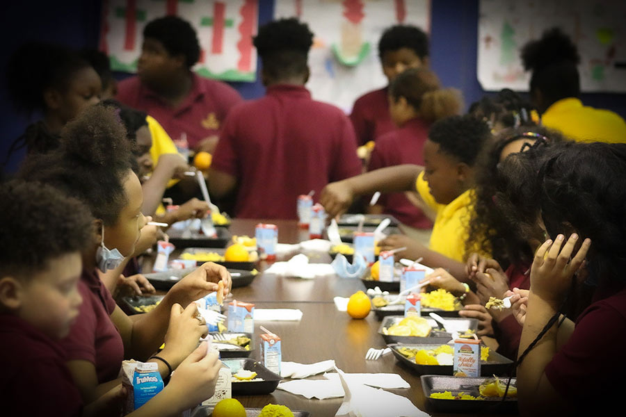 Grant Park students eat lunch together